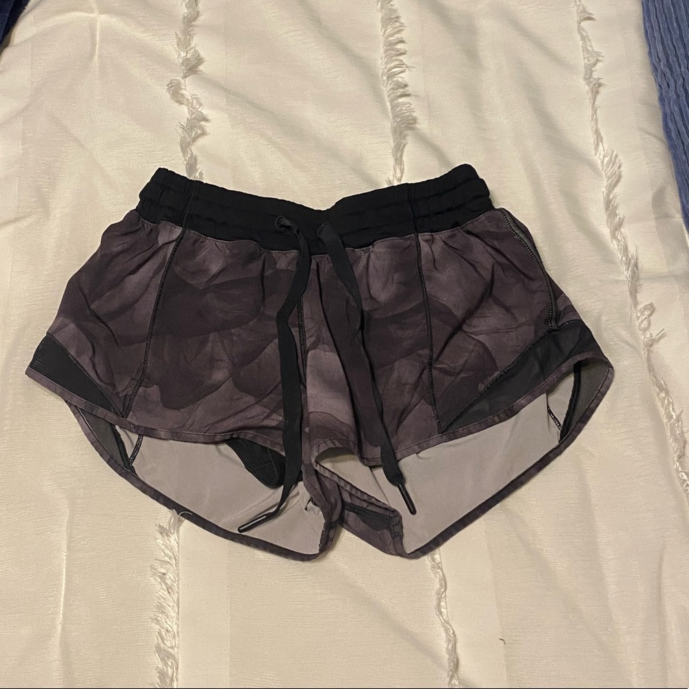 Lululemon Hotty hot Low-Rise shorts 2.5”